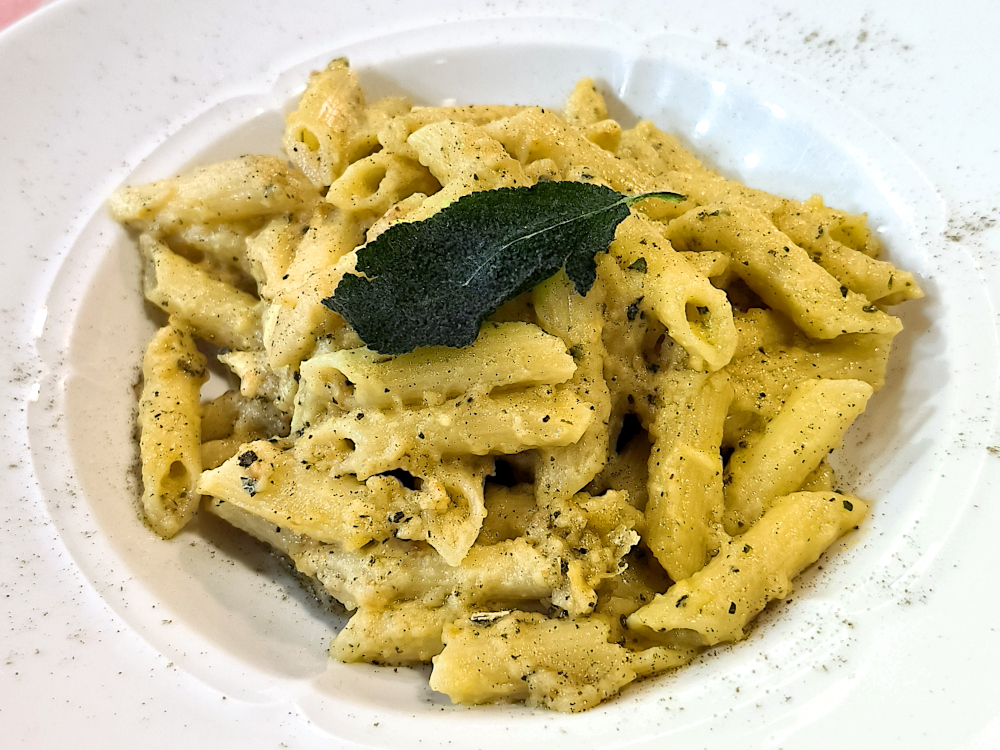 Pasta formaggio veg e salvia