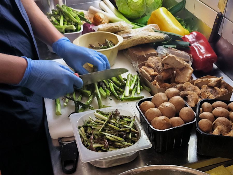 La chef di Mezzaluna Daniela prepara le versure