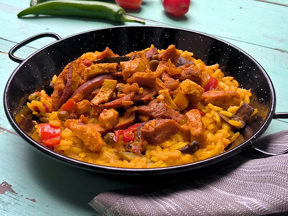 Paella Valenciana con mix di proteine vegetali, servita croccante nella paellera