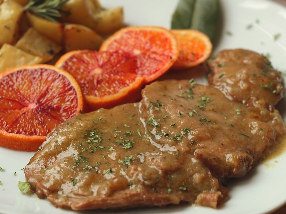 Scaloppine di seitan all’arancia e zenzero, accompagnate da patate al forno