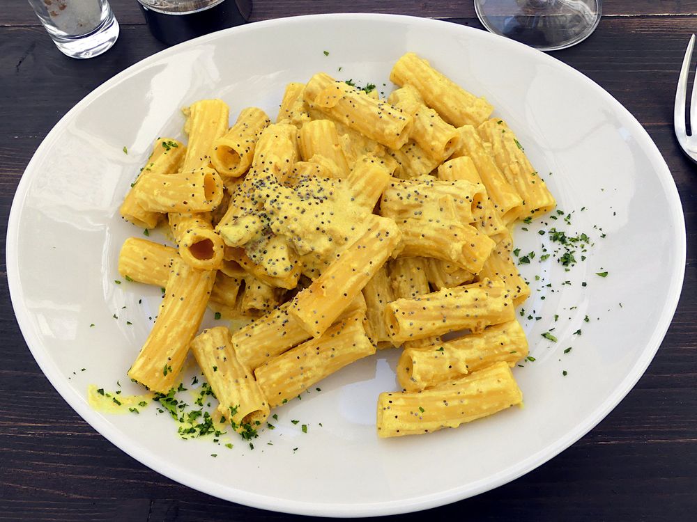 Rigatoni Senatore Cappelli alla Carbonara Vegana preparati con tofu affumicato, panna di soia e curcuma